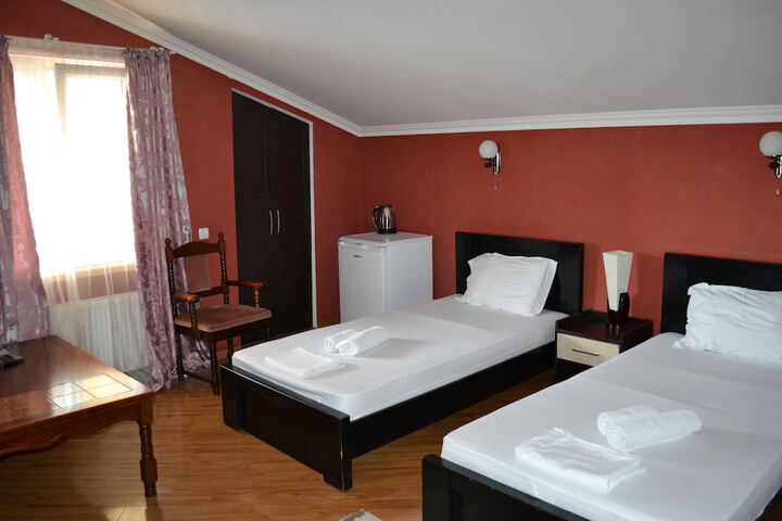 Room 34 of 107