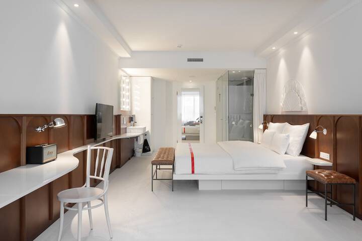 Room 7 of 77