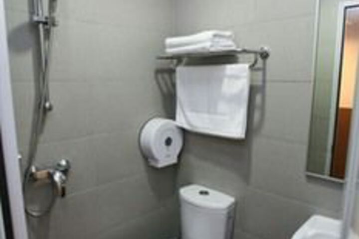 Room 4 of 9