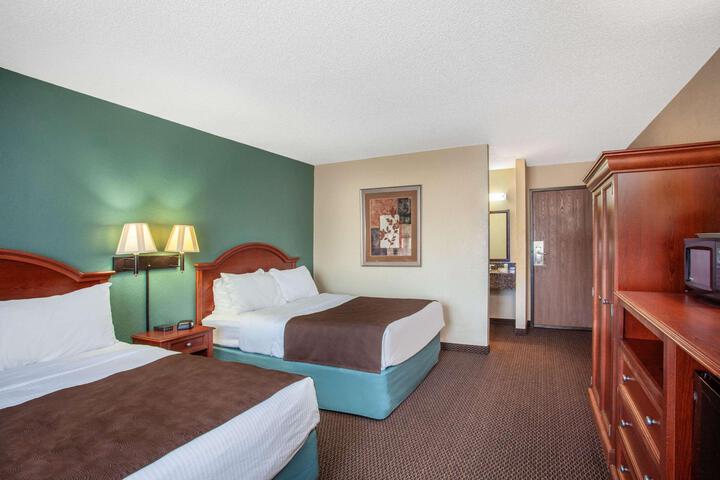 2 Double Beds Accessible Room (2 of 4)