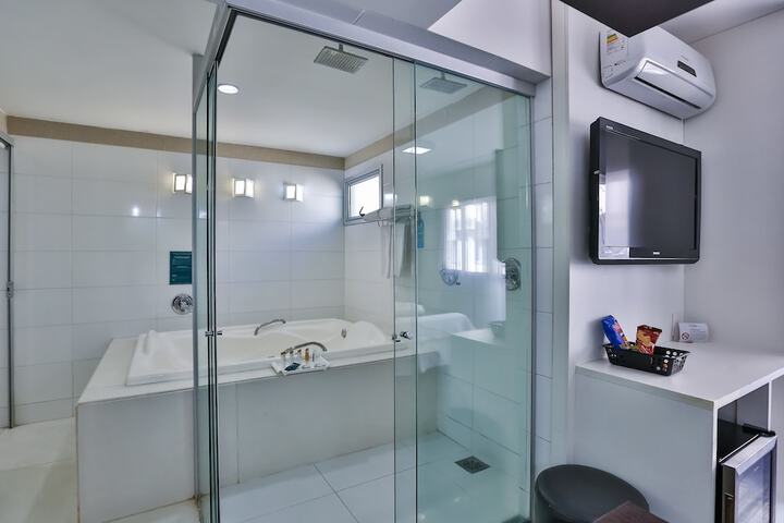 Deep soaking bathtub