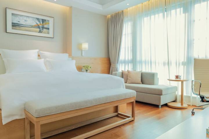 Room 28 of 108
