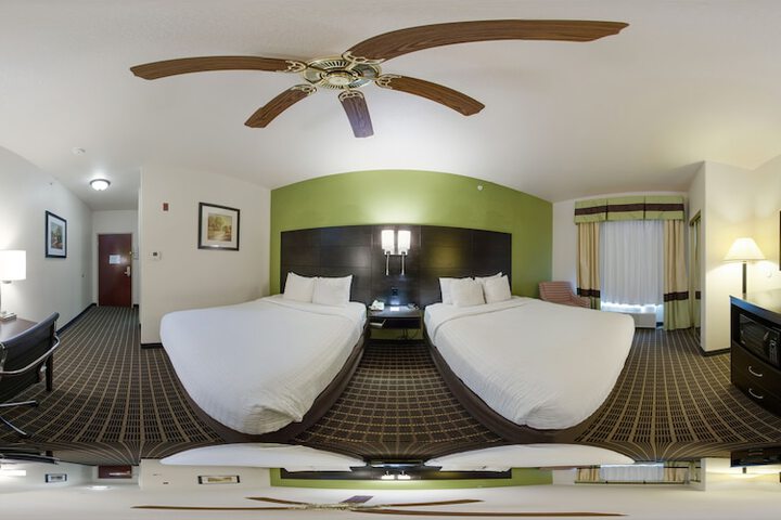 2 Queen Beds (7 of 15)