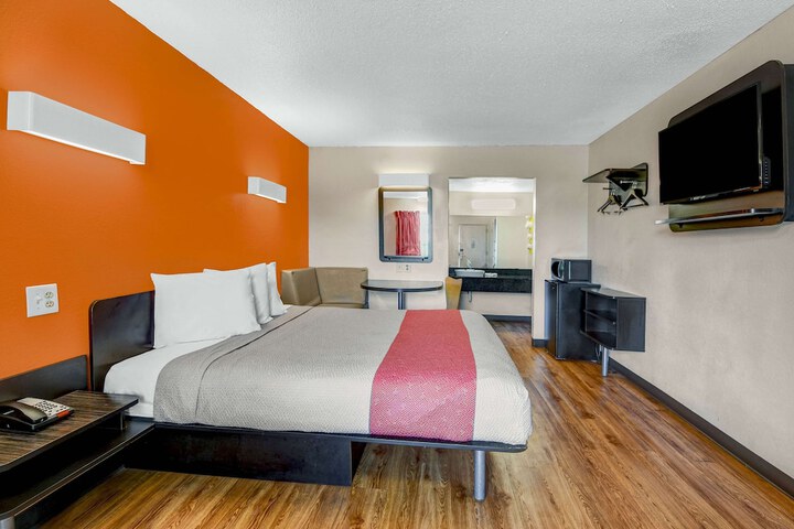 Room 6 of 28