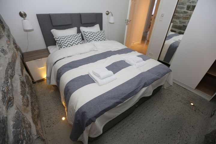 Room 6 of 83
