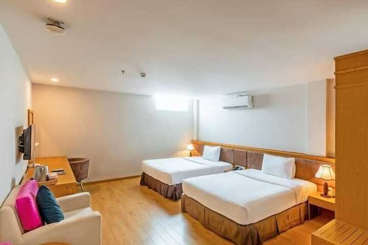 Room 10 of 33