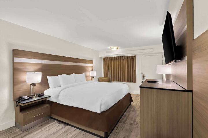 1 King Bed (7 of 12)