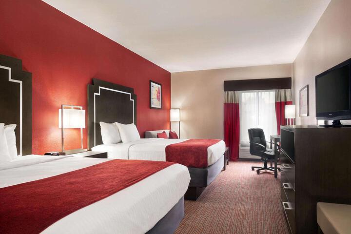 2 Queen Beds (3 of 5)