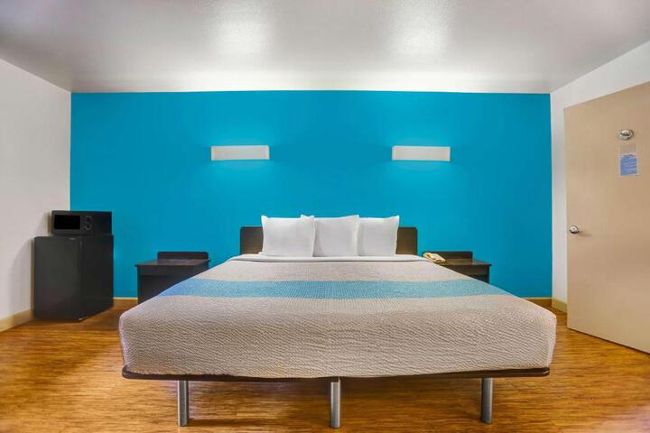 1 King Bed (16 of 17)