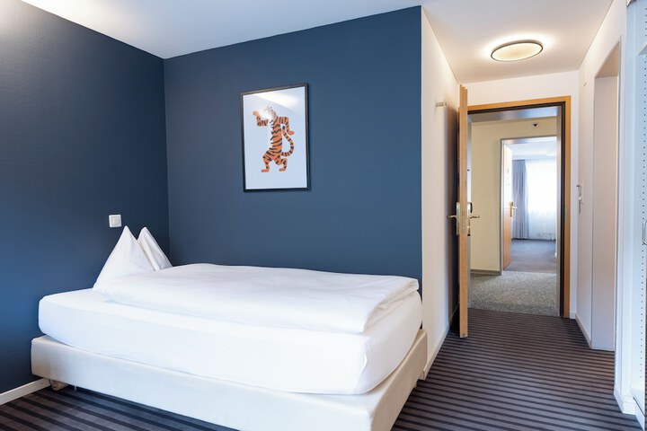 Room 11 of 32
