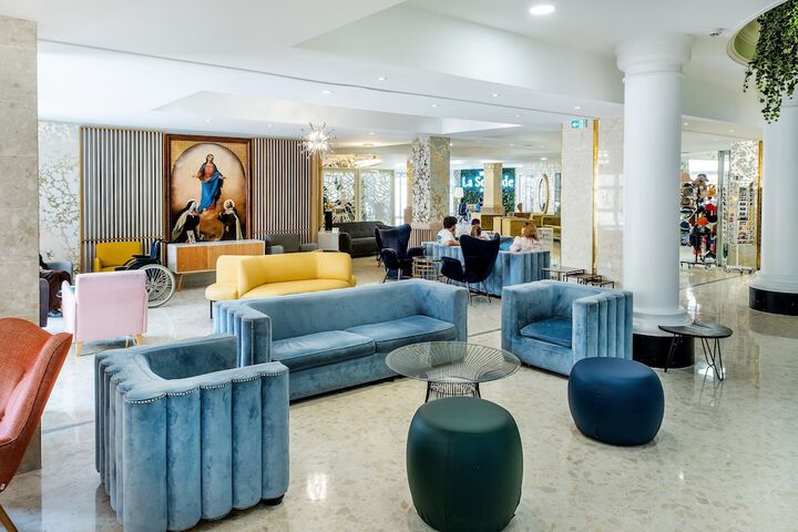 Entrance & Lobby