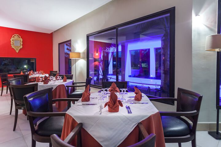 Dining 32 of 49