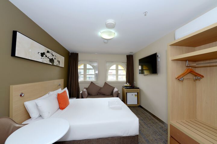 Room 16 of 38