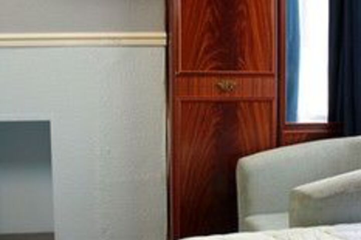 Room 24 of 35
