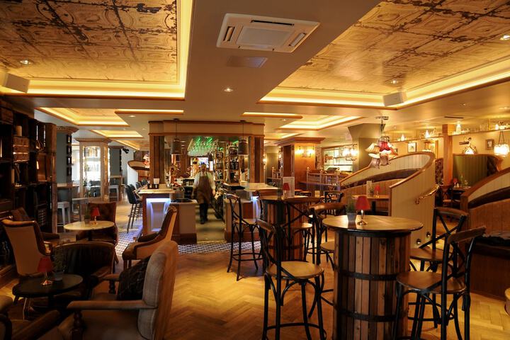 Lounge 54 of 75
