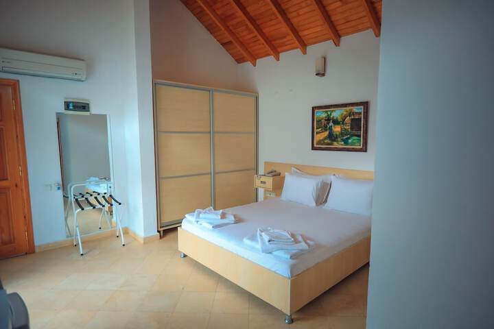 Room 9 of 38