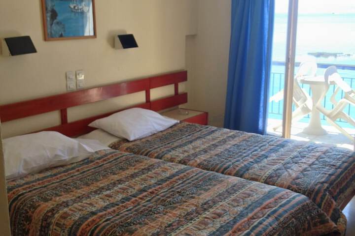 Room 6 of 18
