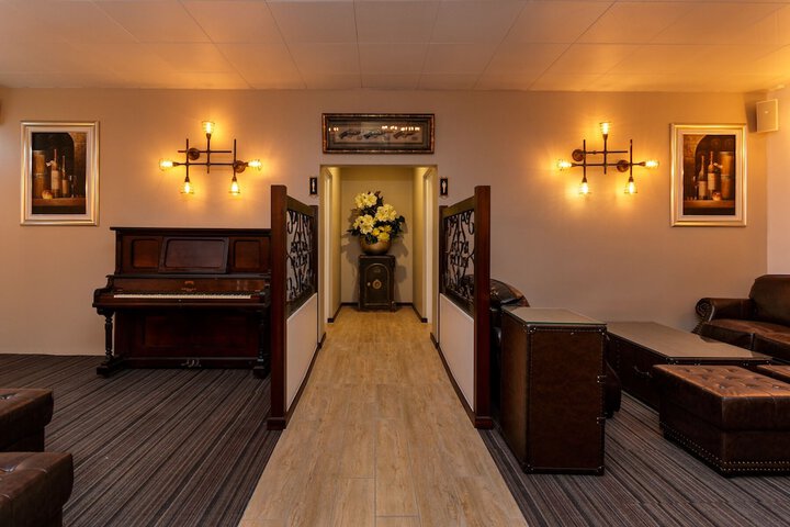 Lounge 22 of 29