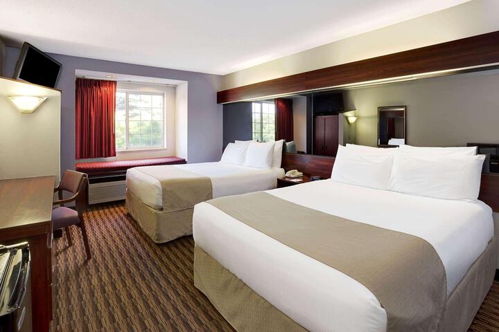1 Queen Bed (6 of 13)