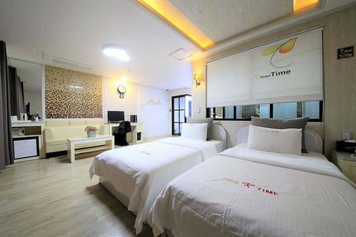 Room 6 of 100
