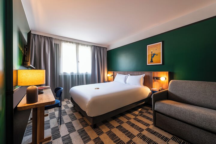 Room 8 of 16