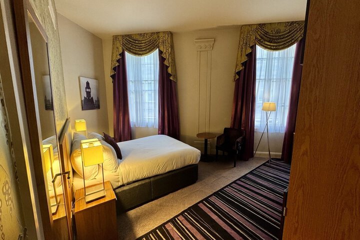 Room 8 of 32