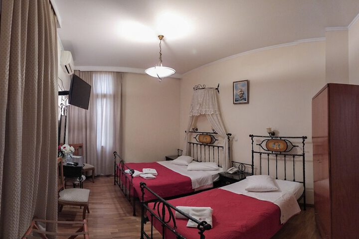 Room 44 of 152