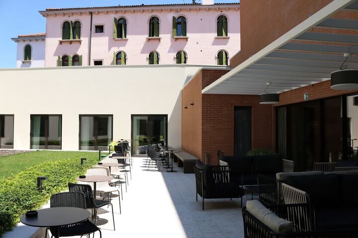 Hotel Exterior 56 of 63