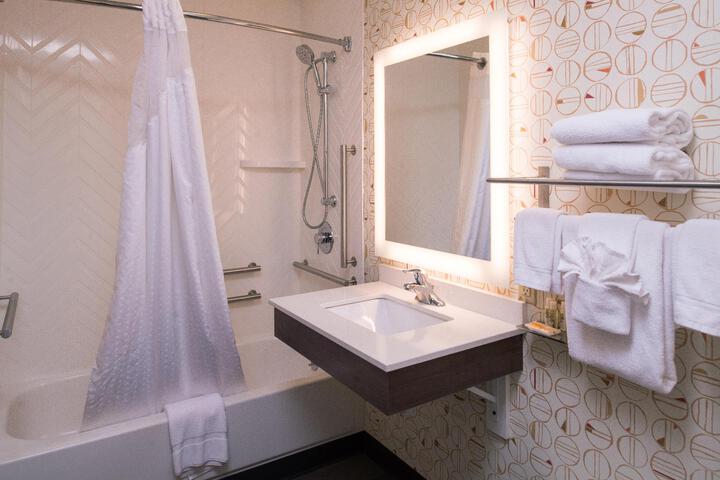 1 Queen Bed Standard Mobility Accessible Tub (2 of 7)