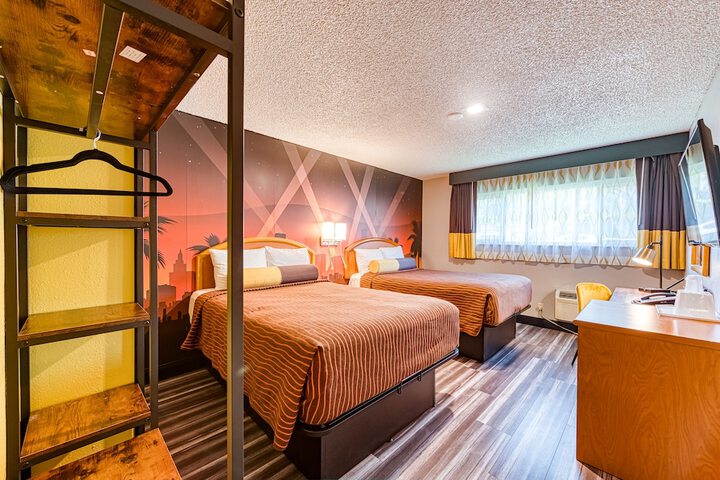 Room 11 of 28