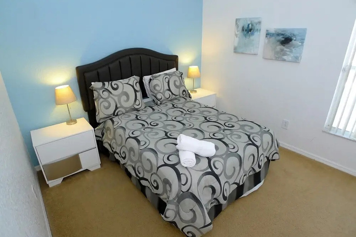 Room 4 of 18