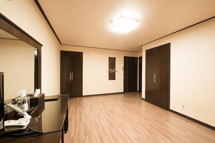 Room 17 of 40