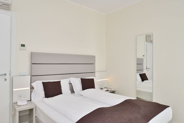 Room 9 of 32