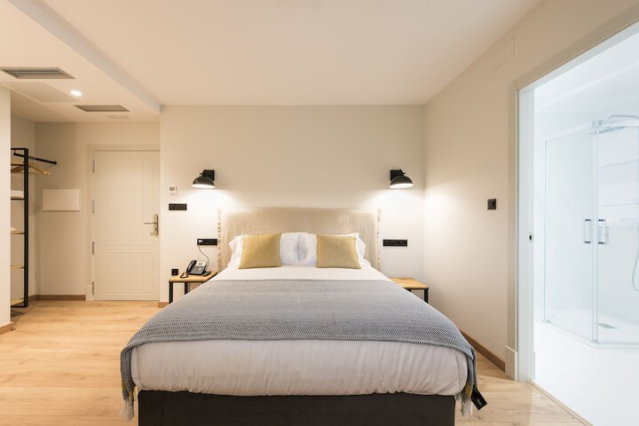 Room 3 of 28