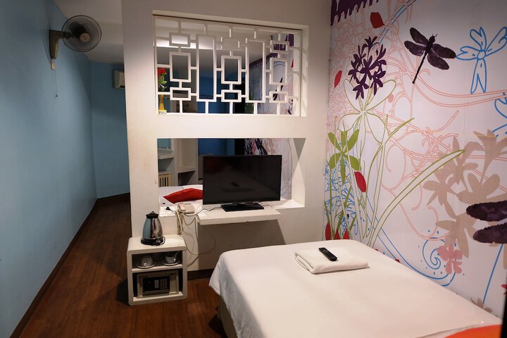 Room 12 of 130