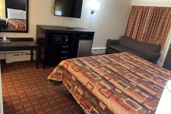 1 King Bed (3 of 5)