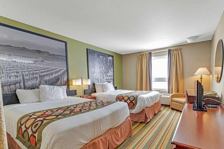 1 Queen Bed Accessible (2 of 8)