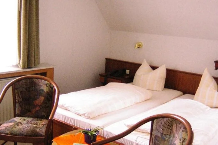 Room 4 of 28