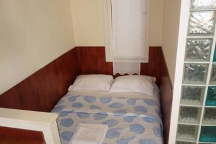 Room 11 of 27