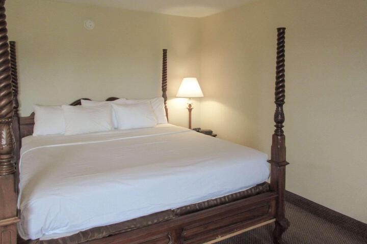 1 King Bed (8 of 11)