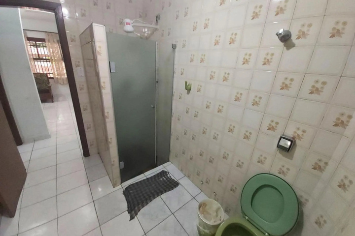 Room 8 of 16