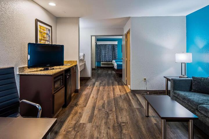 Suite 1 King Bed Microwave and Refrigerator WiFi Full Breakfast (10 of 21)