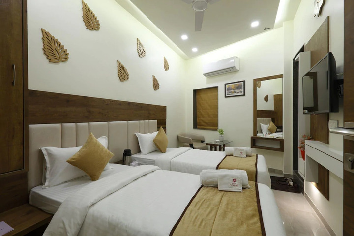 Room 5 of 9