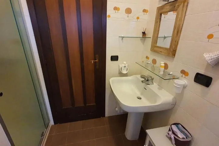 Room 10 of 11