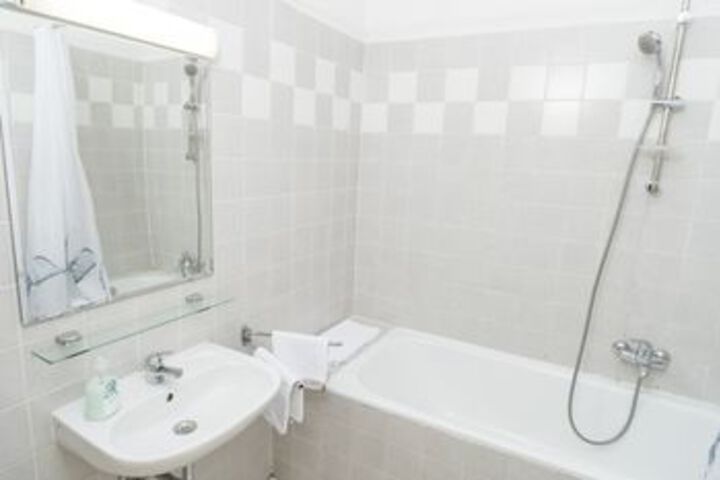 Room 4 of 122