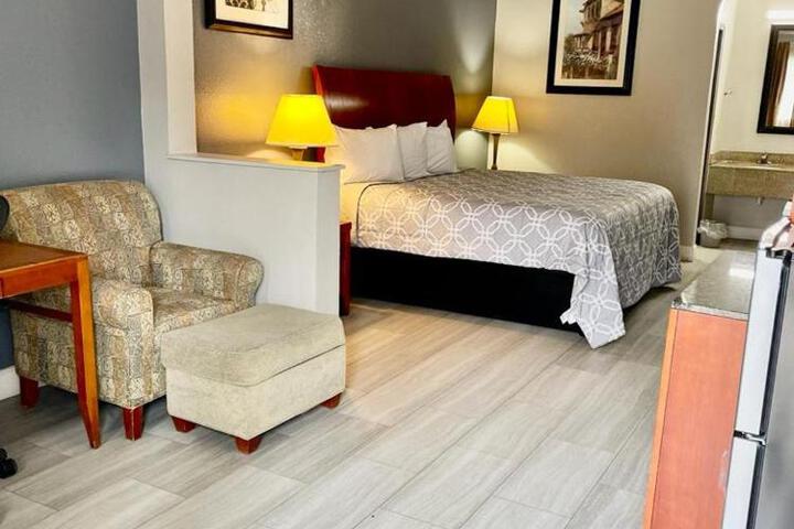 American Way Inn & Suites