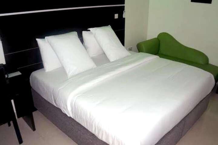 Room 14 of 37