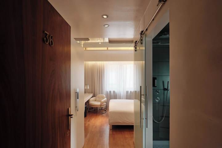 Room 14 of 42