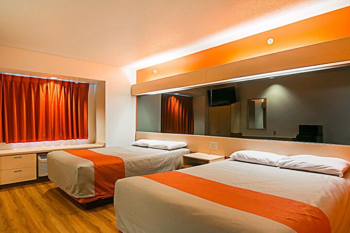 1 Queen Bed (2 of 11)