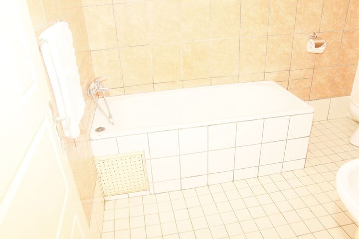 Deep soaking bathtub